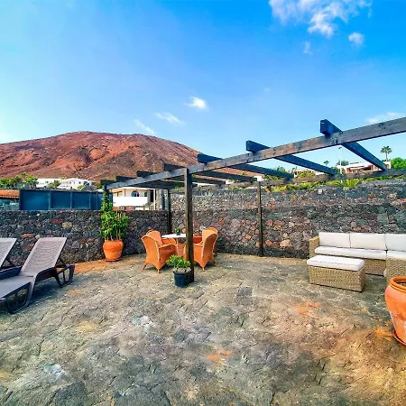 Under The Volcano In Playa Blanca Dağ evi