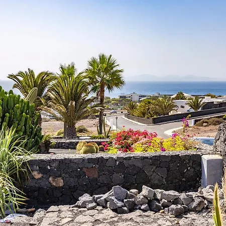 Under The Volcano In Playa Blanca Dağ evi